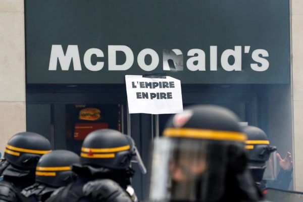 Γαλλικές δυνάμεις αποκατάστασης της Τάξης, μπροστά στο ταχυφαγείο (REUTERS/Christian Hartmann)