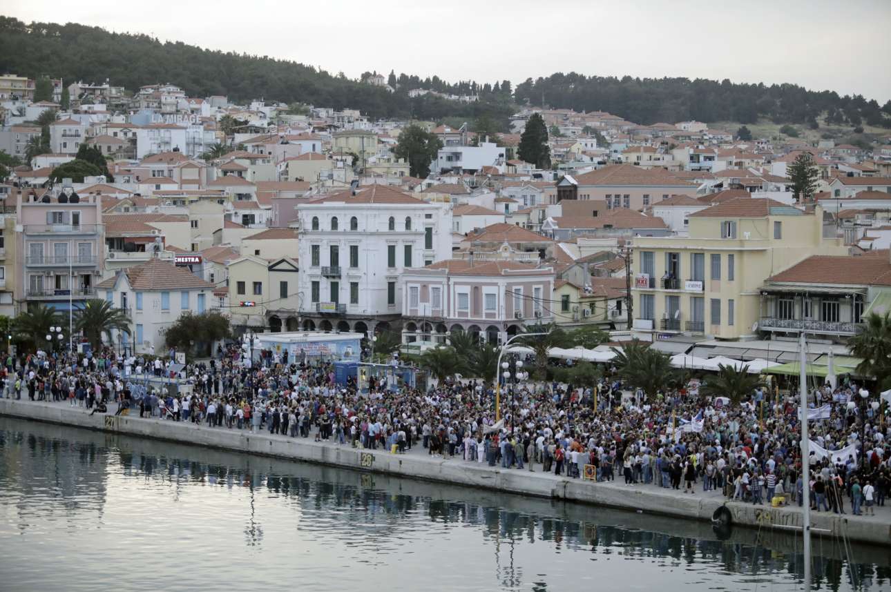 Εργατικά συνδικάτα, τοπικοί φορείς και κάτοικοι του νησιού συγκεντρώθηκαν στο λιμάνι (ΤΟΣΙΔΗΣ ΔΗΜΗΤΡΗΣ/InTimeNews)