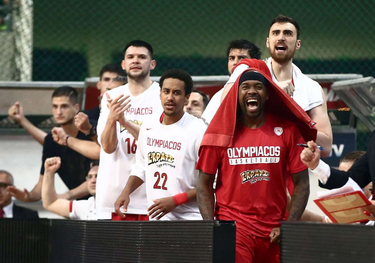 Πάθος και πίστη για τη νίκη στον πάγκο του Ολυμπιακού φωτό: INTIMEsports)