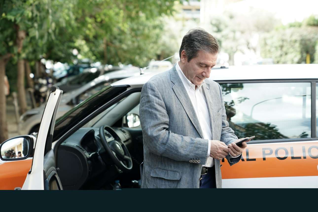 Ο δήμαρχος Αθηναίων ελέγχει τη λειτουργία της εφαρμογής στο κινητό τηλέφωνό του (cityofathens.gr)
