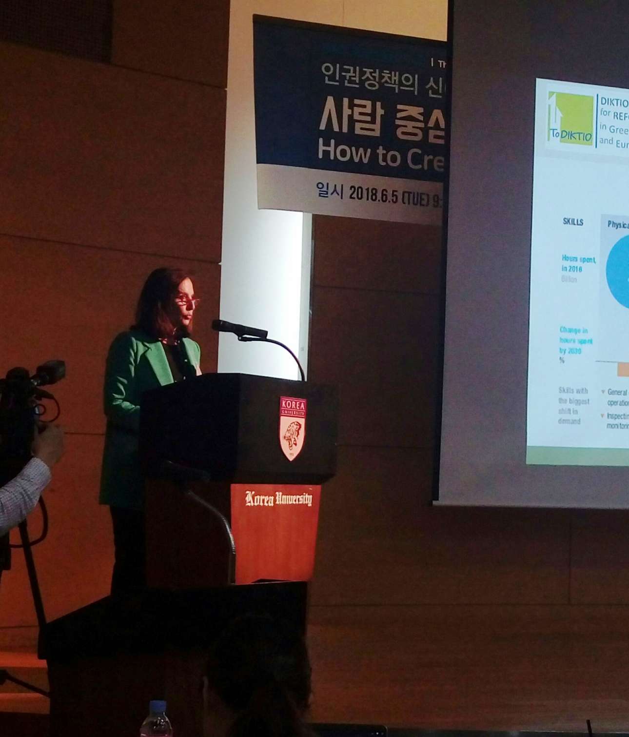 Î— Î‘Î½Î½Î± Î”Î¹Î±Î¼Î±Î½Ï„Î¿Ï€Î¿ÏÎ»Î¿Ï… ÏƒÏ„Î¿ Î²Î®Î¼Î± Ï„Î¿Ï… ÏƒÏ…Î½ÎµÎ´ÏÎ¯Î¿Ï…