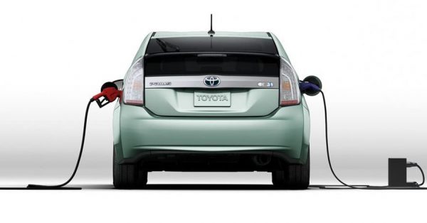 2013_Toyota_Prius_Plugin_01
