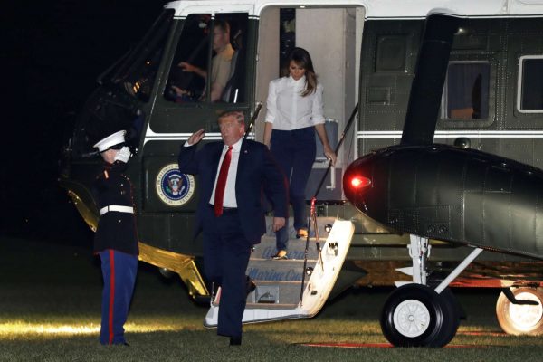 Ο Ντόναλντ Τραμπ ακολουθούμενος από τη Μελάνια, αποβιβάζεται υπό βροχή από το ελικόπτερο που τον μετέφερε στον Λευκό Οίκο φωτό: REUTERS/ Kevin Lamarque)