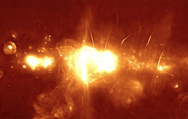 Μια από τις εντυπωσιακές εικόνες που κατέγραψε από το κέντρο του γαλαξία μας το τηλεσκόπιο MeerKAT στην οποία καταγράφονται διάφορα φαινόμενα τα οποία οι επιστήμονες προσπαθούν τώρα να αποκρυπτογραφήσουν . Credit:Lorenzo Raynard/SKA 