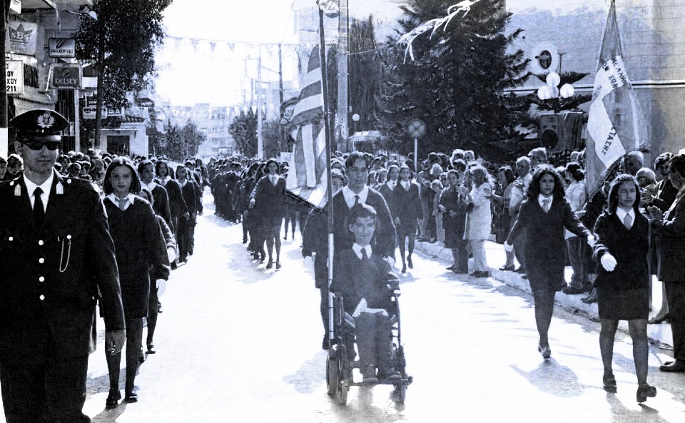 Στέλιος Κυμπουρόπουλος: ο σημαιοφόρος με το καροτσάκι