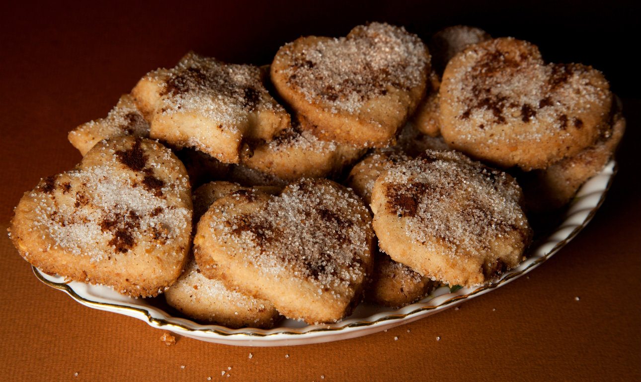 Μπισκότα κανέλας με μέλι και μαύρη ζάχαρη: τα μαμαδίστικα!