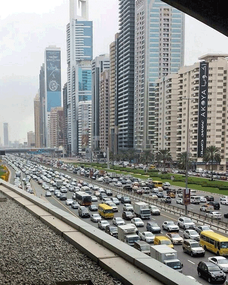 Sheikh Zayed Road, στο κέντρο του Ντουμπάι, όπου υπολογίζεται οτι κάθε οικογένεια έχει κατά μέσο όρο 2,3 ΙΧ