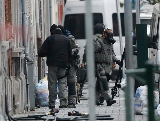 Η γαλλική αστυνομία ψάχνει παντού τους δράστες 