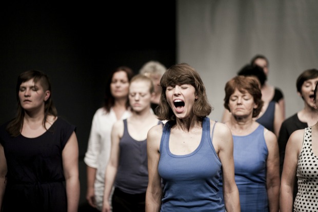 Γυναίκες κάθε ηλικίας και κοινωνικής τάξης συνθέτουν τη σύγχρονη εκδοχή του Χορού της αρχαιοελληνικής τραγωδίας στο «Magnificat», της Πολωνής σκηνοθέτριας Μάρτα Γκόρνιτσκα (stg.gr)