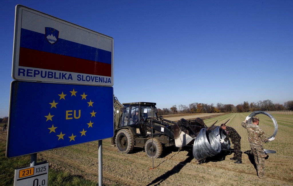 Slovenian soldiers set up barbed wire barriers in the village Gibina, Slovenia, November 11, 2015. Trucks carrying wire fencing arrived in the Slovenian village of Gibina close to the border with Croatia early on Wednesday, a day after the government said it would start erecting barriers to control the flow of migrants. REUTERS/Srdjan Zivulovic