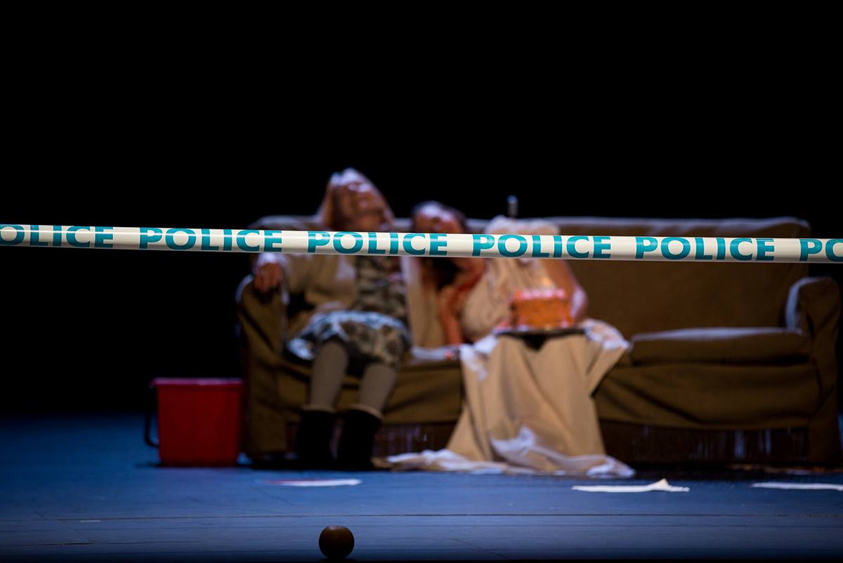 Πολιτικό θέατρο για τις ανοιχτές πληγές της Ευρώπης