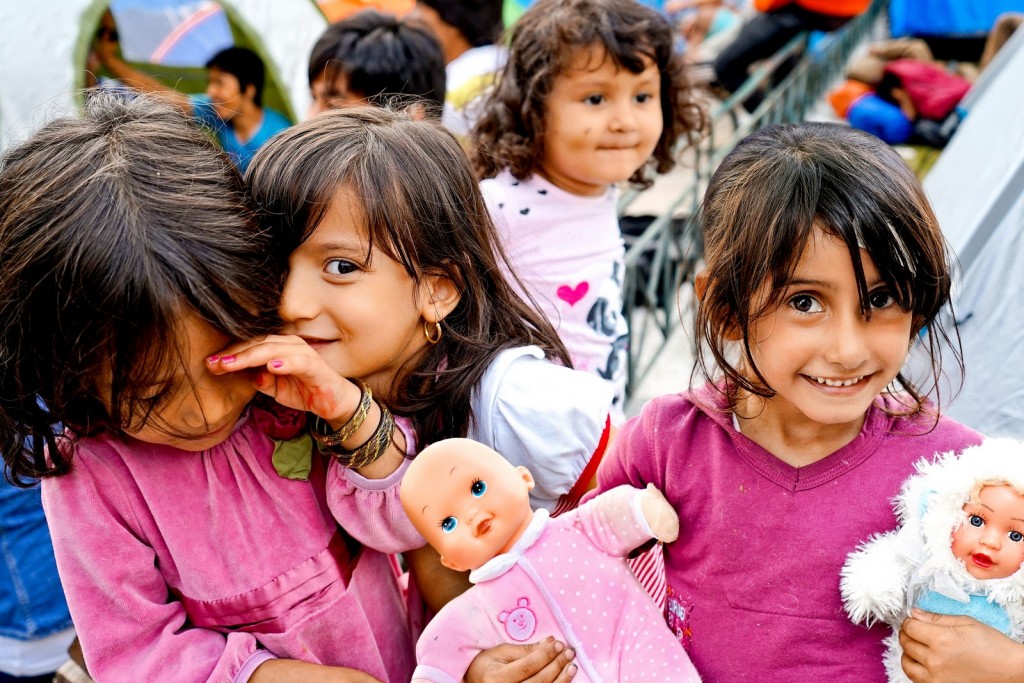 Παιδιά ροζ χαμόγελα στο πέρασμά τους από την Αθήνα