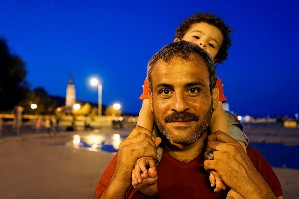 Πατέρας και γιος στο δρόμο της ελπίδας που περνάει από τη Μυτιλήνη