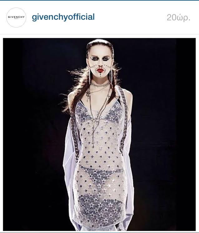 Ενα slip dress του Givenchy που «υμνεί» το διαφανές φόρεμα κομπινεζόν της Κέιτ Μος που πυροδότησε την τάση στη δεκαετία του '90 (επίσημος λογαριασμός Instagram του Givenchy)