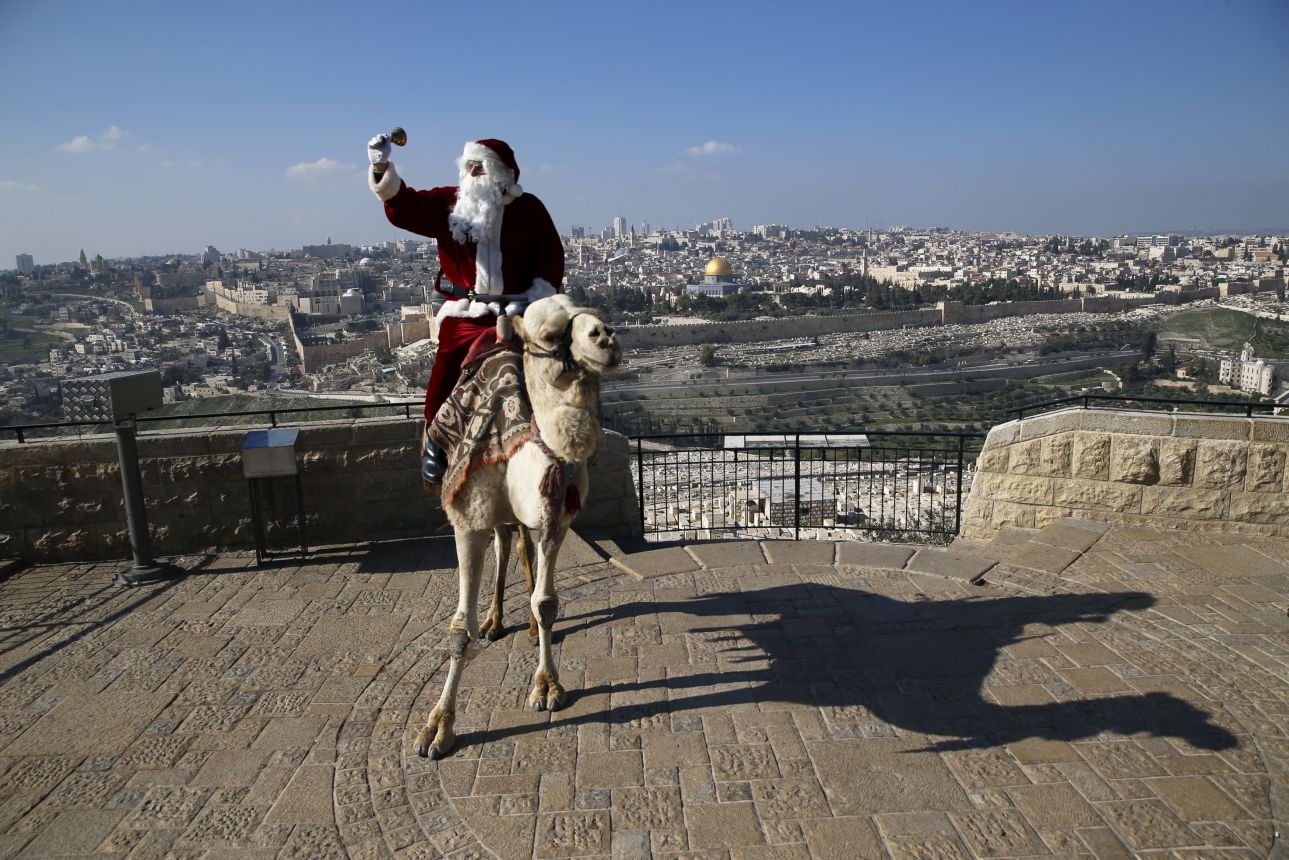 Στην Ιερουσαλήμ ένας άγιος των Χριστουγέννων πάνω σε μια καμήλα