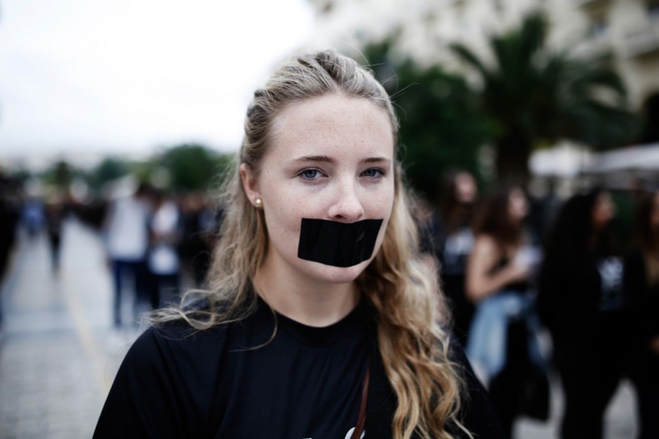 Με σκυμμένο κεφάλι