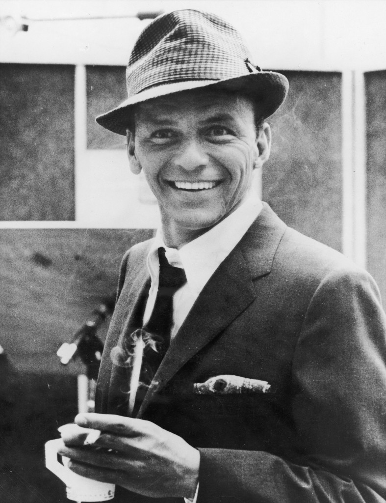 Mε το χαρακτηρστικό του καπέλο, πάντα υπέρκομψος, χαμογελά στον φακό, κρατώντας ένα τσιγάρο και ένα φλιτζάνι καφέ, κάπου στη δεκαετία του 1950 (Hulton Archive/Getty Images, Ιdeal Image)