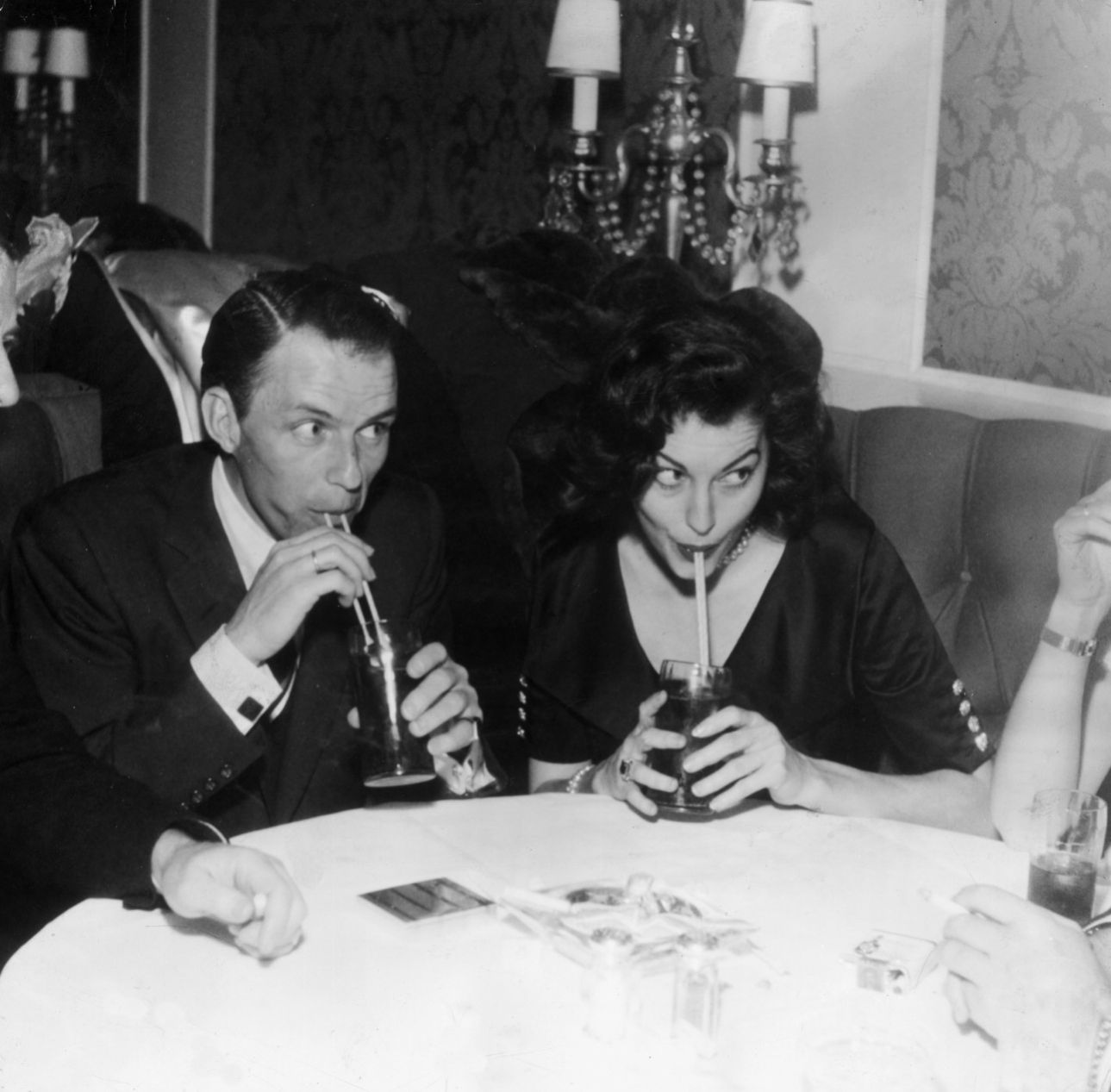 To 1951 Oο Φρανκ Σινάτρα και η συζυγός του Αβα Γκάρντνερ πίνοντας ποτά. Ο Σινάτρα ήταν ο τρίτος σύζυγος της ηθοποιού (Hulton Archive/Getty Images/Ιdeal Image)