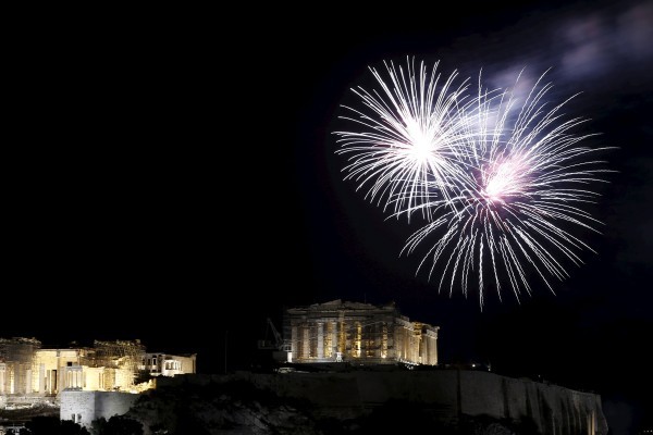 Fireworks explode over the temple of the Parthenon atop Acropolis hill during New Year's day celebrations in Athens, Greece, January 1, 2016. REUTERS/Alkis Konstantinidis