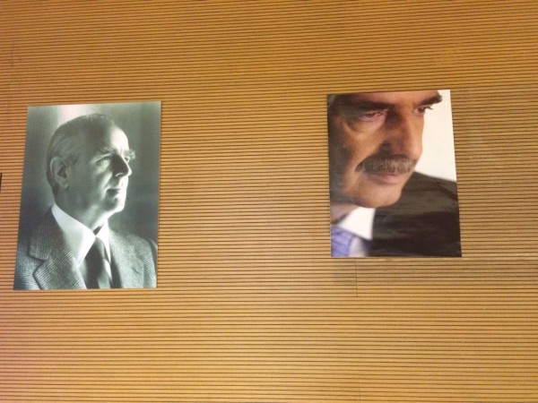 Στην είσοδο της ΝΔ το πορτρέτο του προέδρου είναι μία ψαλιδισμένη αφίσα... (φωτό Κώστας Γιαννακίδης)