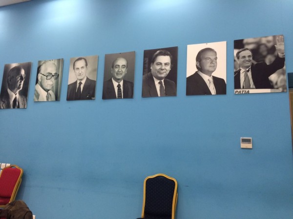 Στον τοίχο στην αίθουσα συσκέψεων της ΝΔ δεν χωράει άλλος πρόεδρος (φωτό Κώστας Γιαννακίδης)