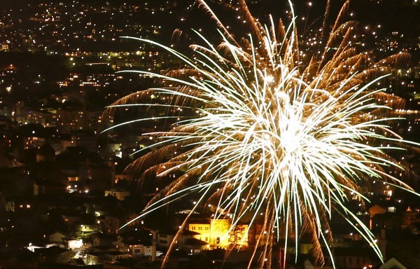 Fireworks explode during New Year celebrations in Sarajevo, Bosnia and Herzegovina, January 1, 2016. REUTERS/Dado Ruvic