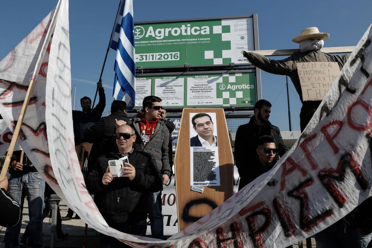 Στα μπλόκα η Ελλάδα αναστενάζει