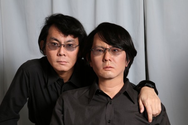 Ο Χιρόσι Ισιγκούρο (αριστερά) μαζί με την ρομποτική εκδοχή του (δεξιά) Geminoid Hl-1