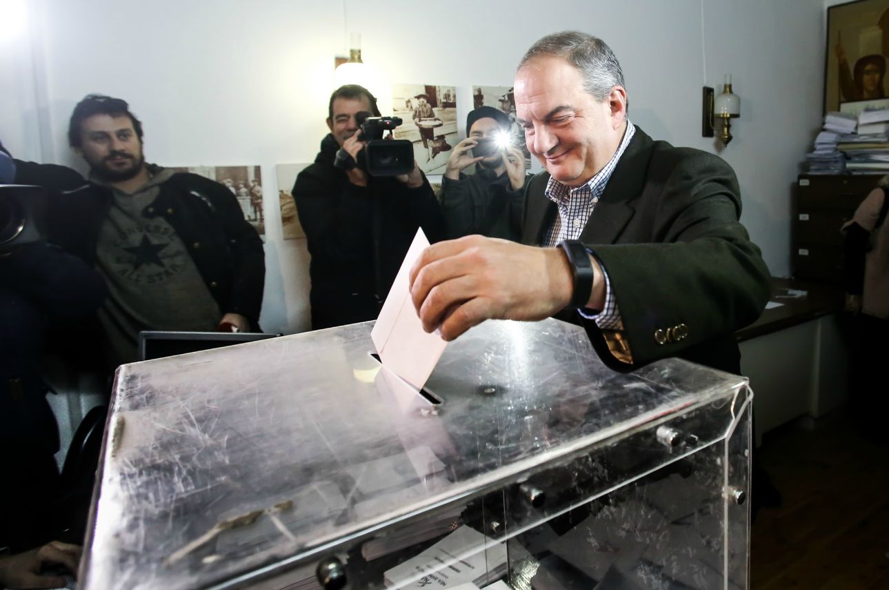 Ο πρώην αρχηγός Κώστας Καραμανλής ρίχνει την ψήφο του στην κάλπη στη Θεσσαλονίκη