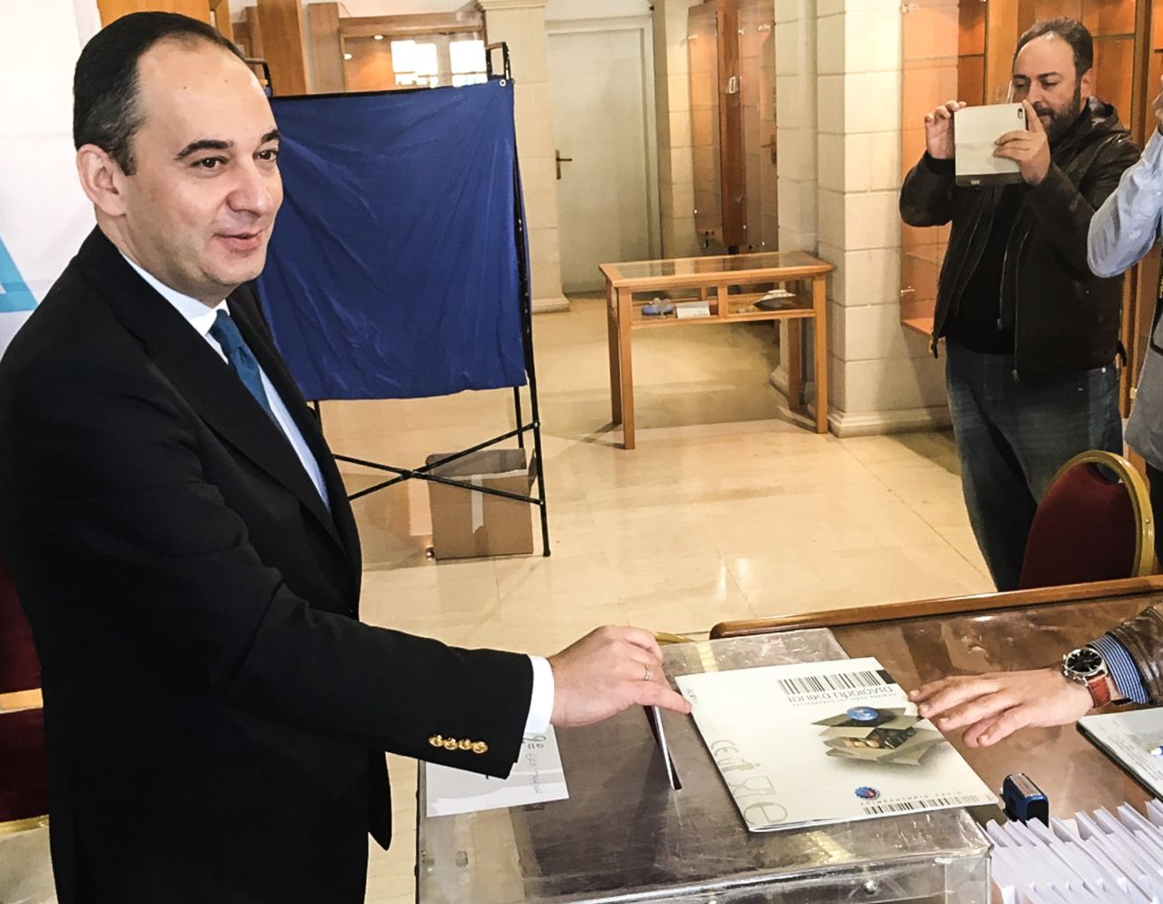 O υπηρεσιακός πρόεδρος της ΝΔ Γιάννης Πλακιωτάκης ψηφίζει στον Αγιο Νικόλαο, στο Λασίθι