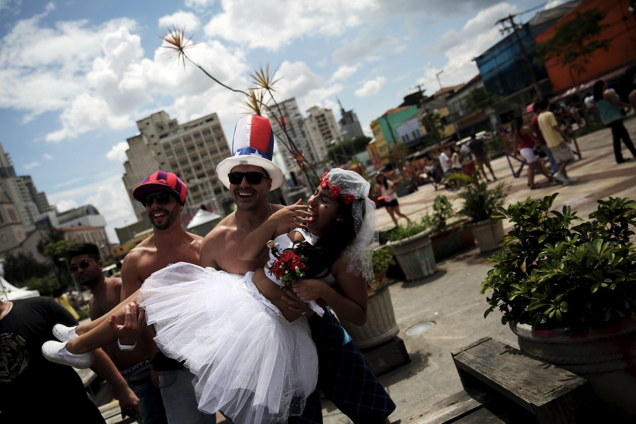 Τι σημασία έχει αν είναι πραγματική νύφη ή... μεταμφιεσμένη; Στο Σάο Πάολο της Βραζιλίας όλα επιτρέπονται όταν είναι για τις Απόκριες.