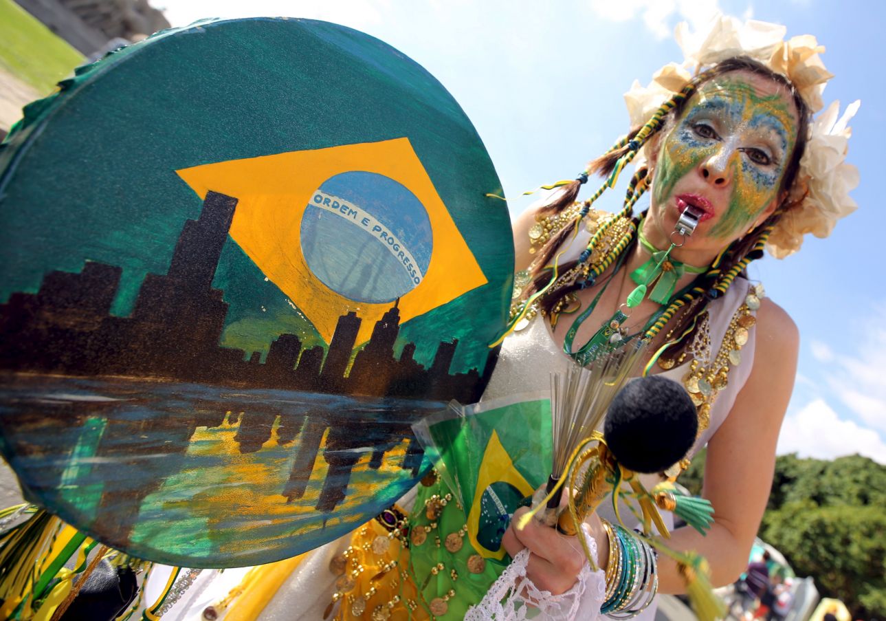 Η πρώτη σκέψη που έρχεται στο άκουσμα της λέξης «καρβανάλι» είναι... Βραζιλία. Η συγκεκριμένη γυναίκα στο Σάο Πάολο το επιβεβαιώνει.