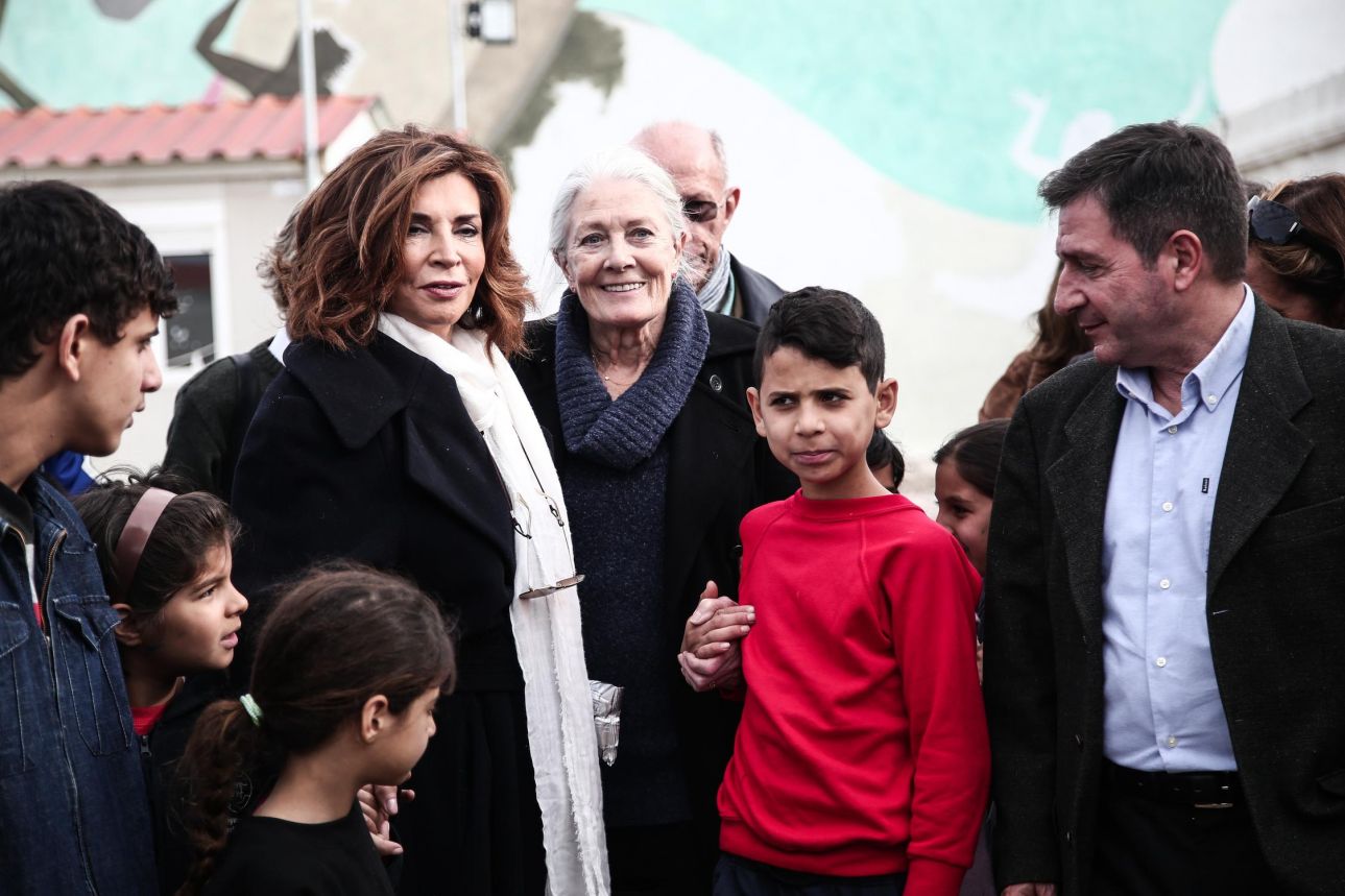 Ποια είναι η κυρία δίπλα στη Βανέσα Ρεντγκρέιβ;