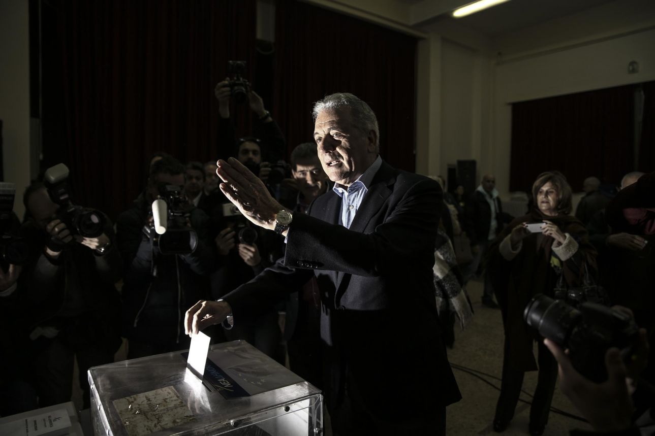 Με χαρακτηριστικό στιλ, ο επίτροπος της ΕΕ και πρώην αντιπρόεδρος της ΝΔ Δημήτρης Αβραμόπουλος ψηφίζει