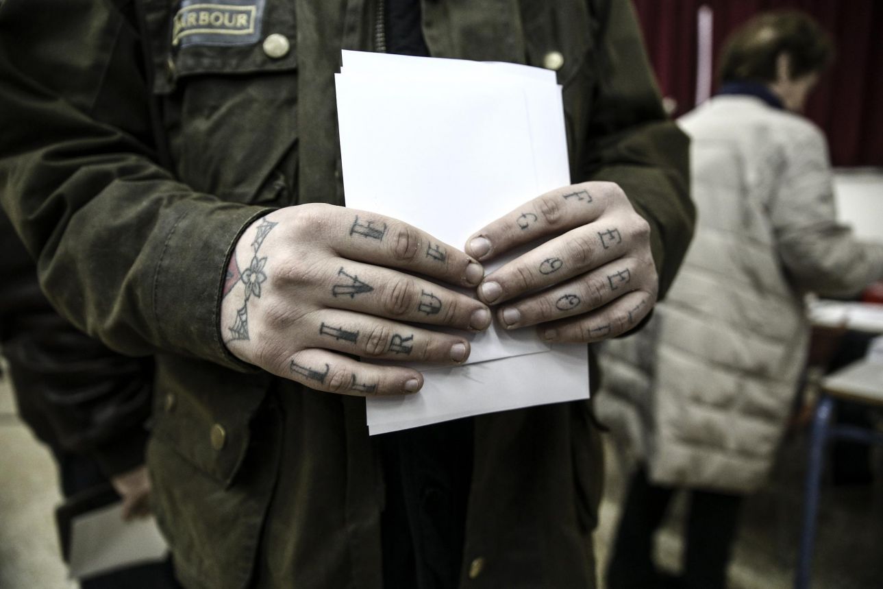 Τατουάζ και ψήφος, «Live», «Feel» και ψηφοδέλτια από τον νεαρό ψηφοφόρο της ΝΔ.