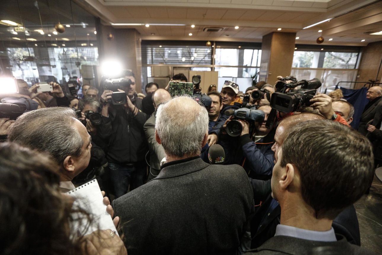 Ο Βαγγέλης Μεϊμαράκης πολιορκείται από δημοσιογράφους και τηλεοπτικά συνεργεία λίγο αφότου ψήφισε