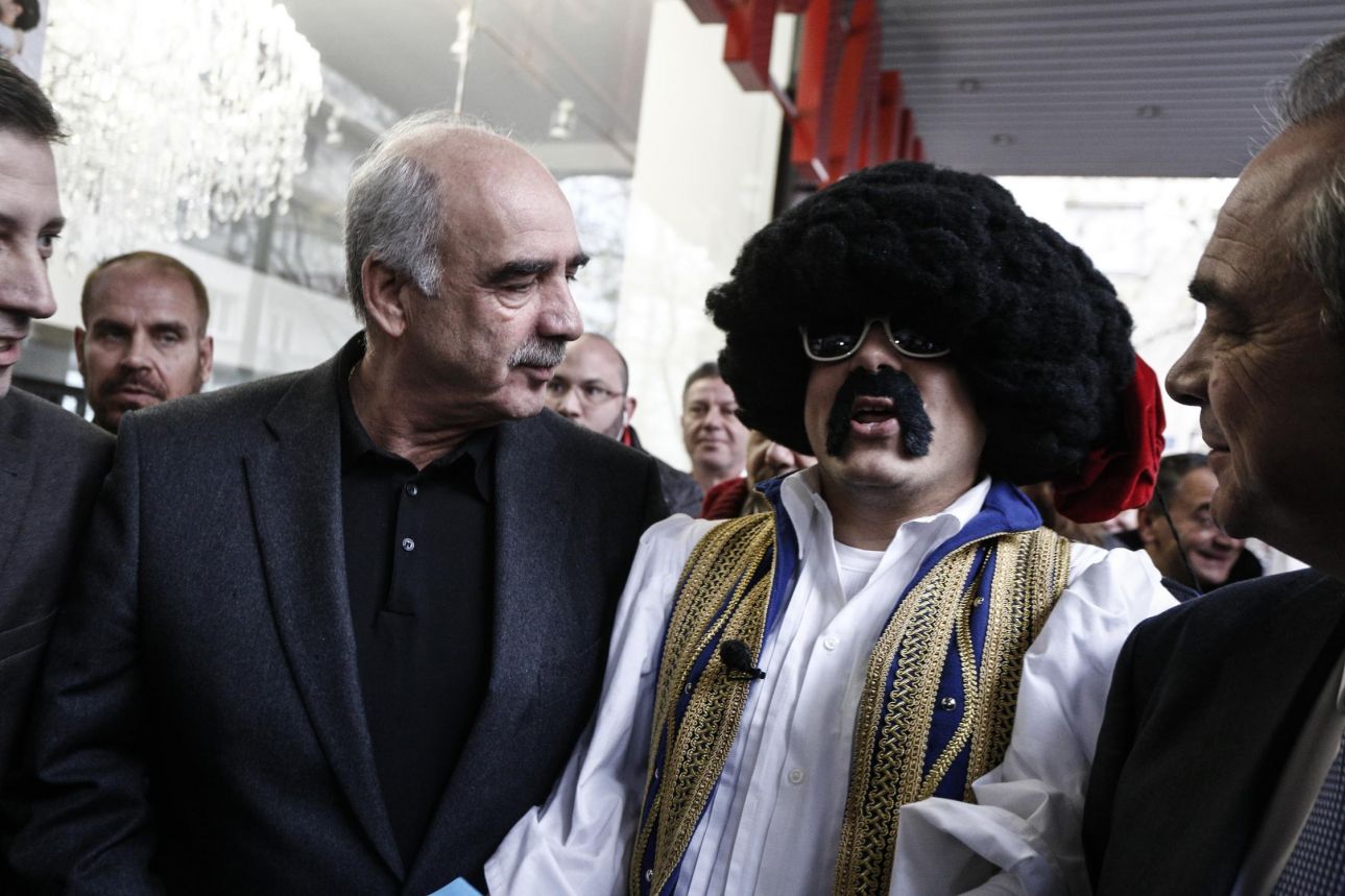 Πάντα με χιούμορ ο Βαγγέλης Μεϊμαράκης συνομιλεί με τον «τσολιά» της εκπομπής «Ελληνοφρένεια»