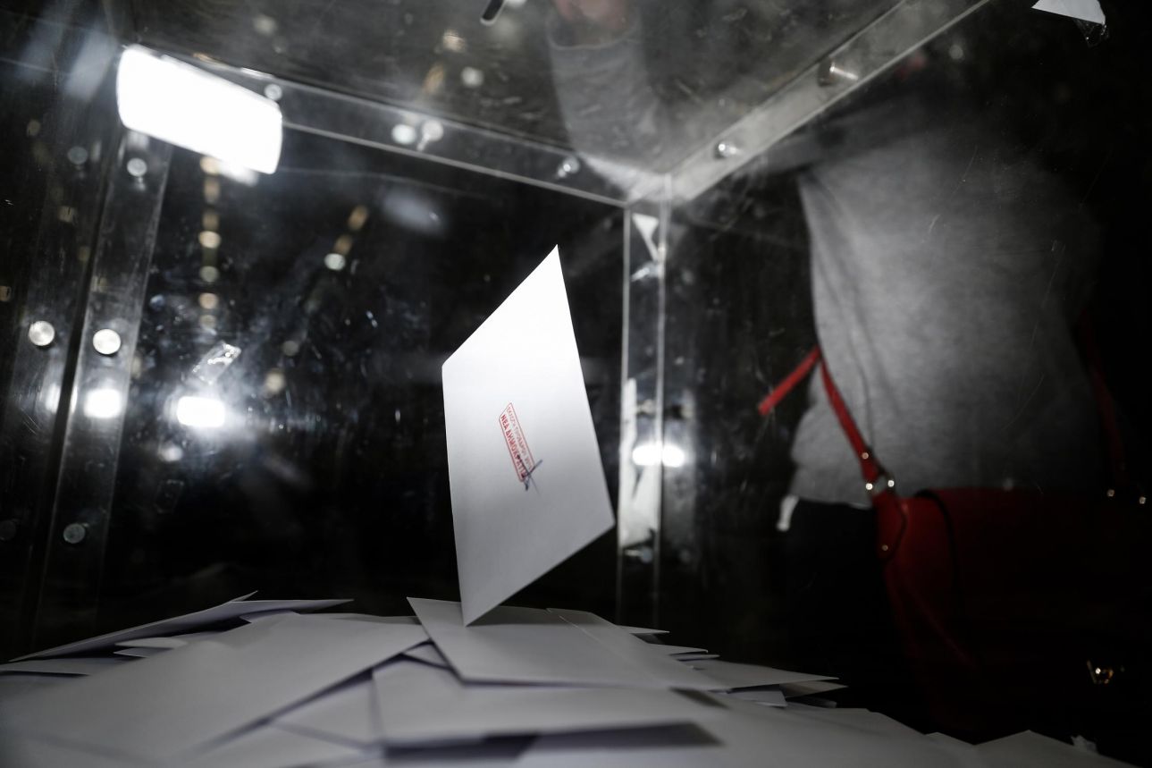 Ο φάκελος με το ψηφοδέλτιο πέφτει στην κάλπη στο εκλογικό κέντρο που στήθηκε στο συνεδριακό κέντρο «Ι. Βελλίδης» στη Θεσσαλονίκη