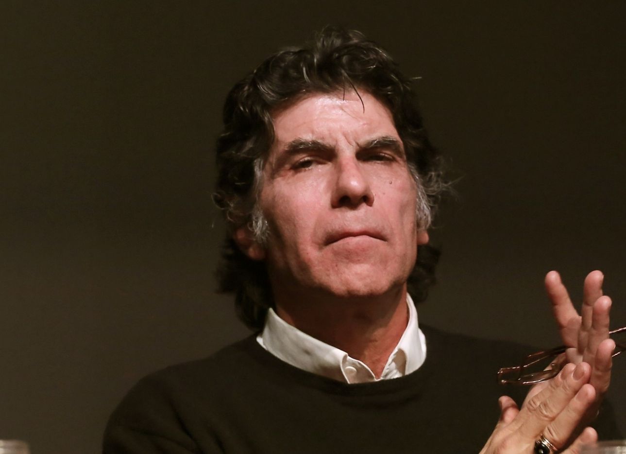 Ο Γιάννης Μπέζος, οι γκέι και ο βήχας