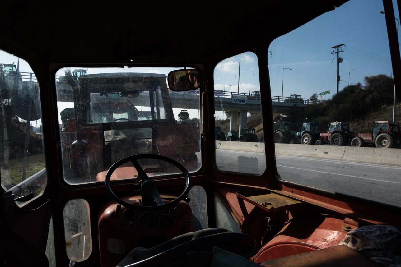 Συνεχίζουν με μπλόκα οι αγρότες