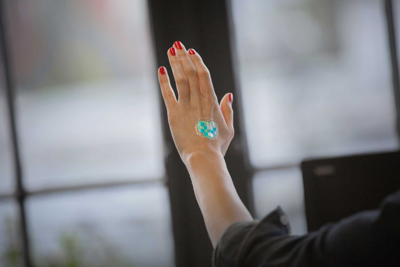 Αυτοκόλλητο μετρά την έκθεση στις υπεριώδεις