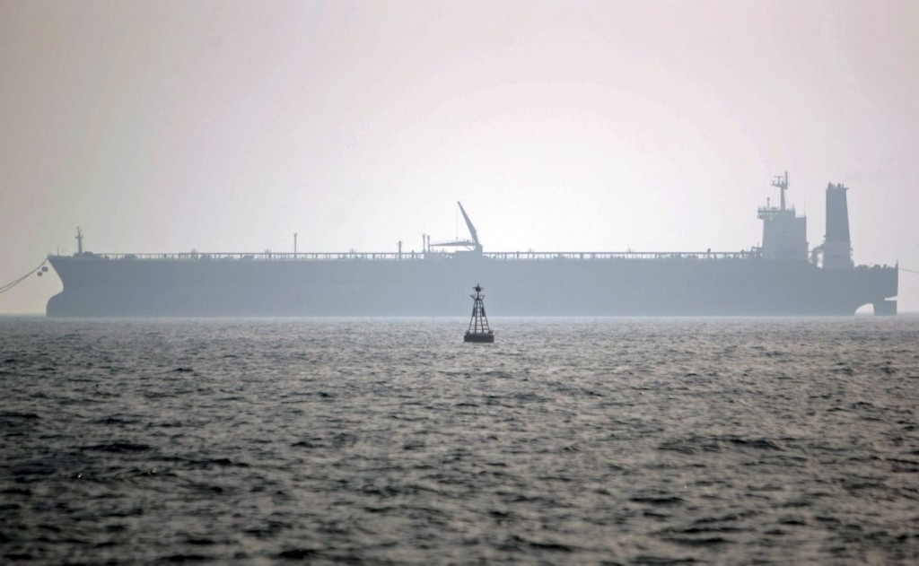 Ιρανικό τάνκερ σε διαδικασία μεταφόρτωσης πετρελαίου, σε λιμάνι του περσικού Κόλπου (REUTERS Morteza Nikoubaz)