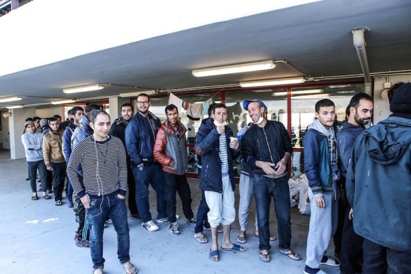 Μετανάστες από χώρες εκτός της Συρίας και του Αφγανιστάν, που δεν τους επιτράπηκε η συνέχιση του ταξιδιού τους προς την Κεντρική Ευρώπη μεταφέρθηκαν στο γήπεδο του Χόκεϊ (SΟΟC)