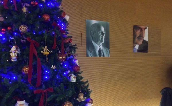 H είσοδος των γραφείων της ΝΔ. Το χριστουγεννιάτικο δένδρο και ο Ευ. Μεϊμαράκης, ως πορτρέτο, δεν έχουν θέση εκεί.