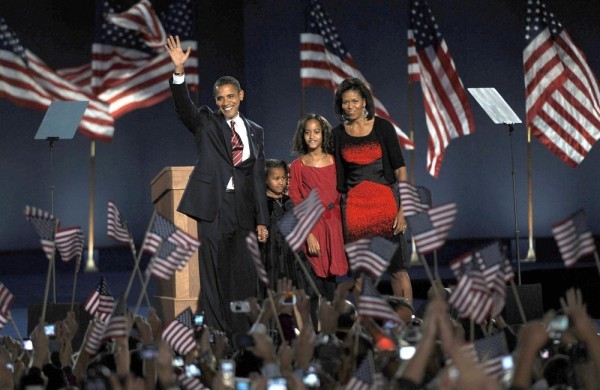 H Μισέλ Ομπάμα στο μαυροκόκκινο φόρεμα του Ναρκίζο Ροντρίγκεζ, την εκλογική νύχτα του 2008 