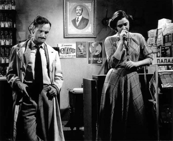 Με τον Ντίνο Ηλιόπουλο στο φιλμ «Θανασάκης ο πολιτευόμενος» (1954)