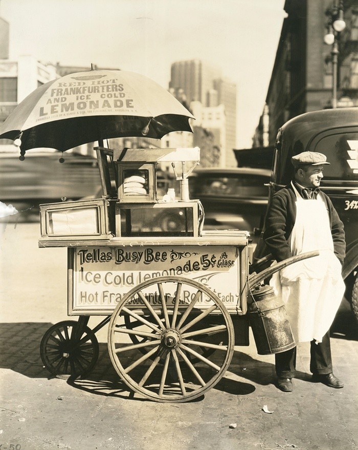 Πλανόδιος πουλάει παγωμένη λεμονάδα και χοτ ντογκ στην περιοχή του Μανχάταν που σήμερα είναι γνωστή ως Τραϊμπέκα.