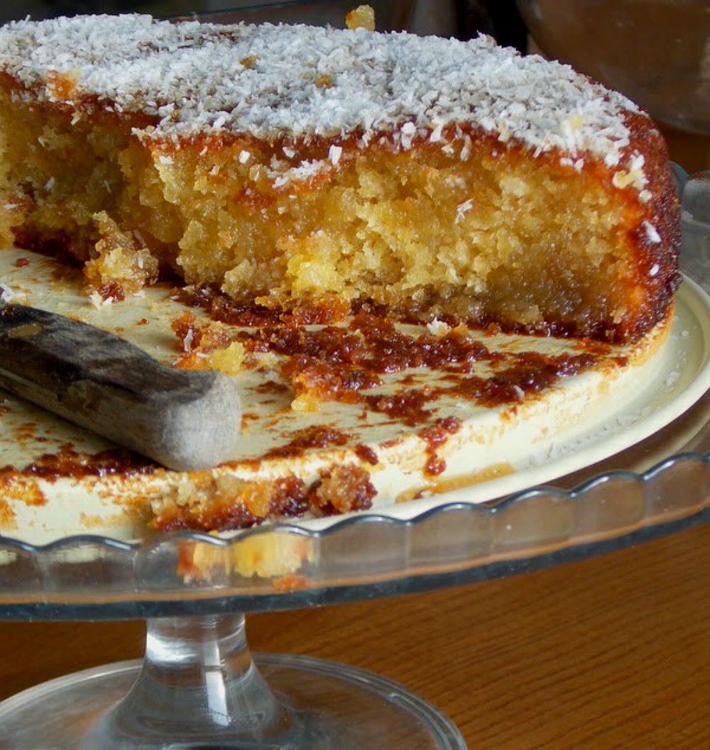 Σιροπιαστό κέικ καρύδας δίχως αυγά και βούτυρο