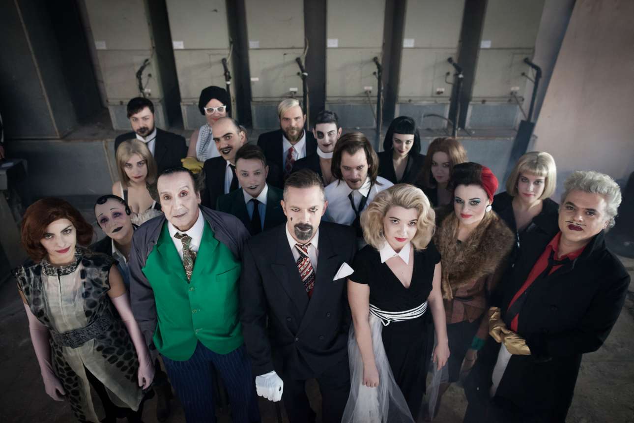 Ζητιάνοι, πόρνες, αφεντικά: Aνατρεπτική «Οπερα της Πεντάρας» στο Παλλάς