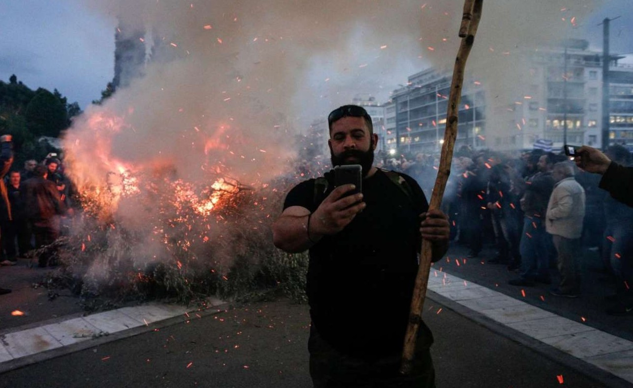 Το smartphone στο ροζιασμένο χέρι